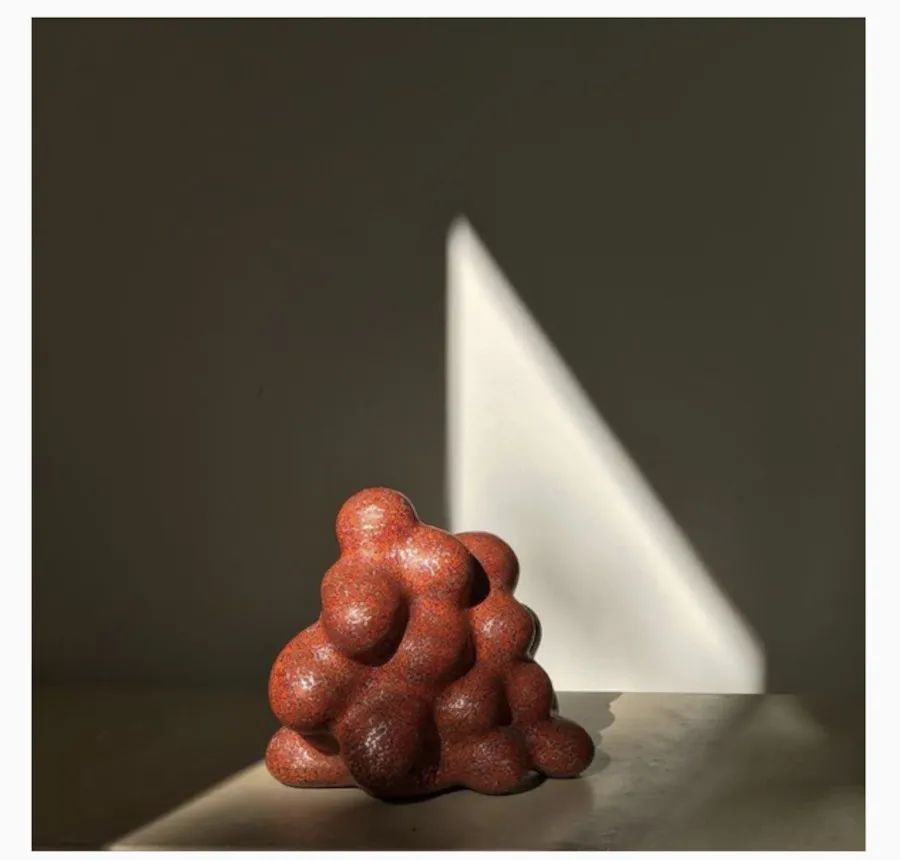 Ken Price，John Pawson買下了Ken Price球，讓人們感到驚訝，因為他們認為球的俏皮感與他無法相協調匹配