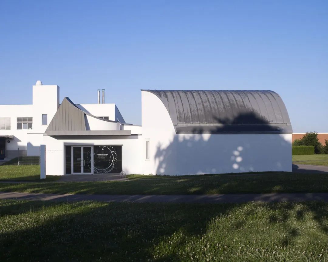 由法蘭克·蓋瑞設計的 Vitra 設計博物館藝廊建於 2003 年,是前門的附屬建築