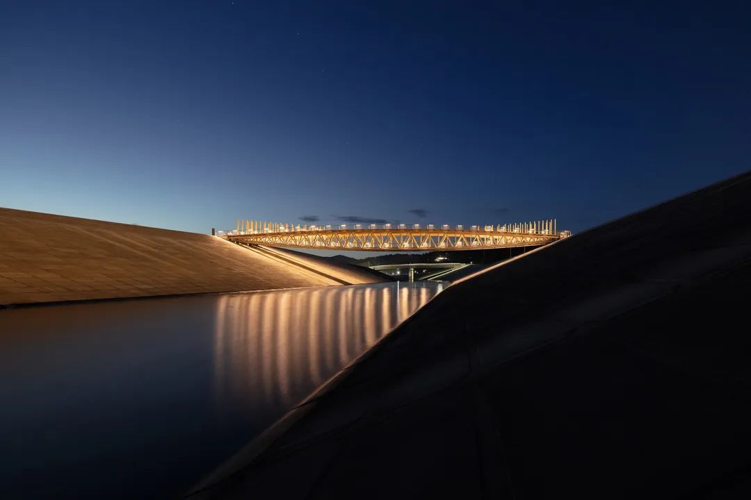 橋面燈光倒映在河水中 南三陸中橋人行步橋Pedestrian Bridge/Kengo Kuma隈研吾建築都市設計事務所