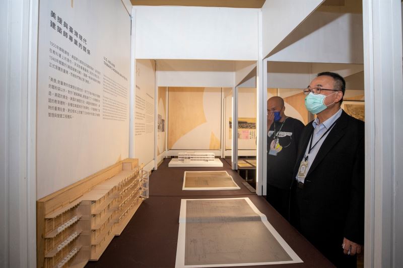 文化部次長蕭宗煌（右）參觀「誰是建築師？二戰後臺灣現代建築師制度的演變」特展展區