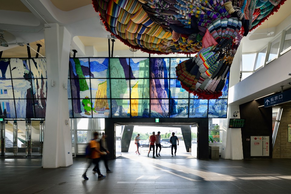 晨光灑落在彩繪玻璃上，迎接到站旅客 花蓮新城車站／姜樂靜建築師事務所