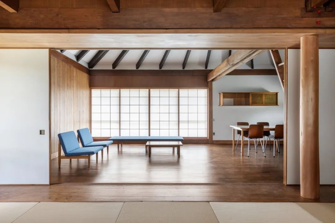 Vitra Campus 傘之家內部空間,建築設計了五扇傳統的橫拉門(fusuma)區隔榻榻米區與客廳,木梯則可通往上方儲藏空間,內部家具包含篠原一男以及設計師白石勝彦之作。Umbrella House,Vitra Campus, June 2022(Photo Credit:Vitra、Photography by Dejan Jovanovic)
