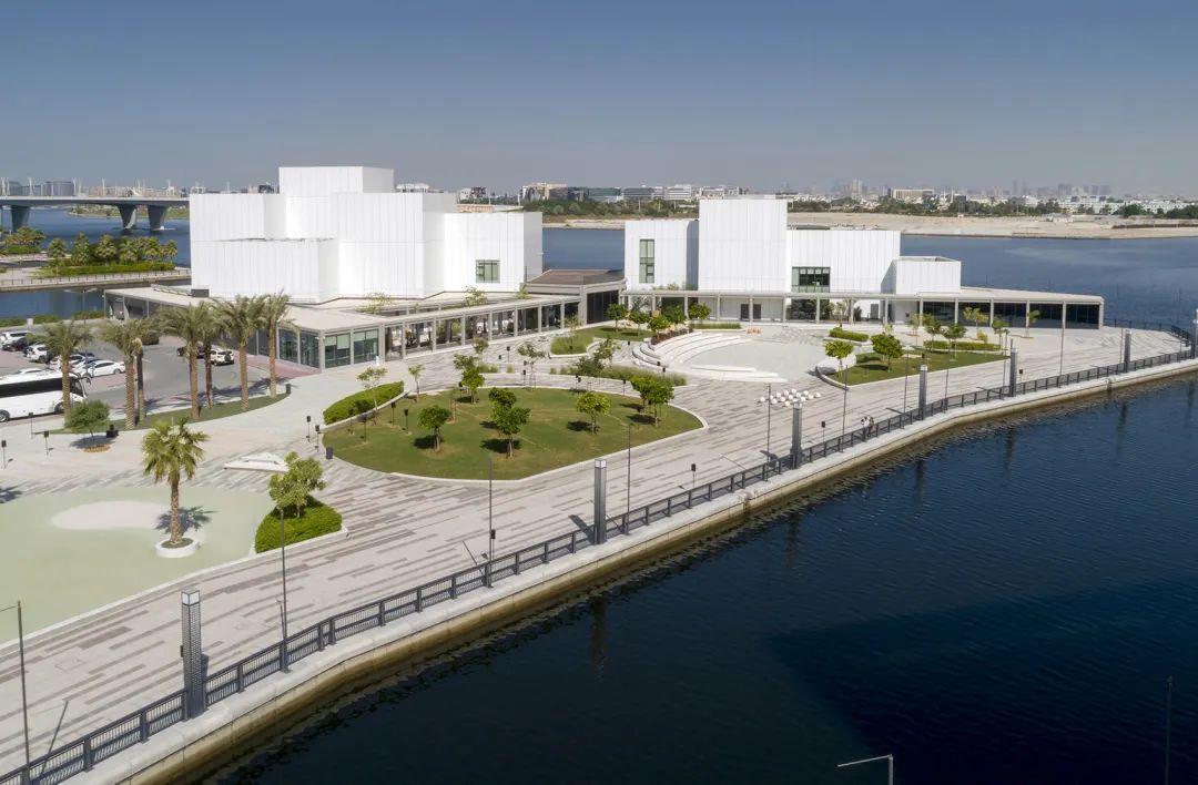 公園鋪面設計呼應藝術中心珍珠色外牆 杜拜藝術公園Dubai Jaddaf Waterfront Park/waiwai