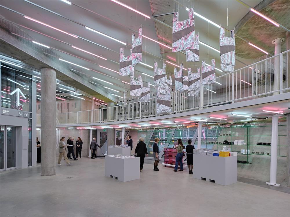 步入Depot Boijmans Van Beuningen場館，首先映入眼簾的是由天花板垂下的裝置藝術，這件出自藝術家John Körmeling的創作，結合霓虹燈和雕塑感輪廓，為空間帶來科技與未來感，亦巧妙呼應了場館具前瞻性的發想
