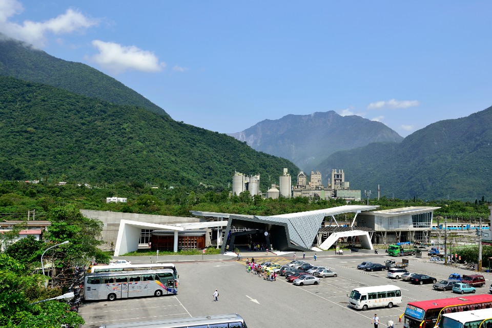 新城太魯閣車站全景，與後方立霧溪所切開的峽谷對話 花蓮新城車站／姜樂靜建築師事務所
