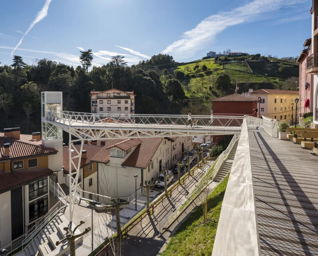 為了串連環境，還設置了兩座人行步橋，較高的一座人行步橋長約28公尺，將電梯與聖胡安療養院的周圍環境相連