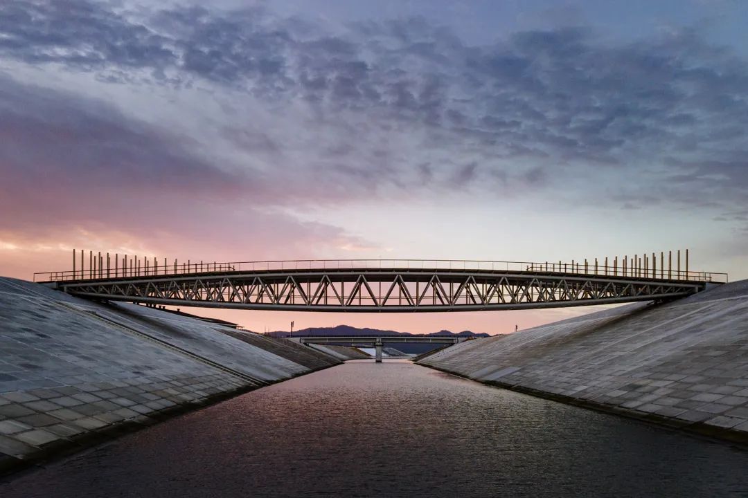 夕陽為背景的人行步橋南三陸中橋人行步橋Pedestrian Bridge／Kengo Kuma隈研吾建築都市設計事務所