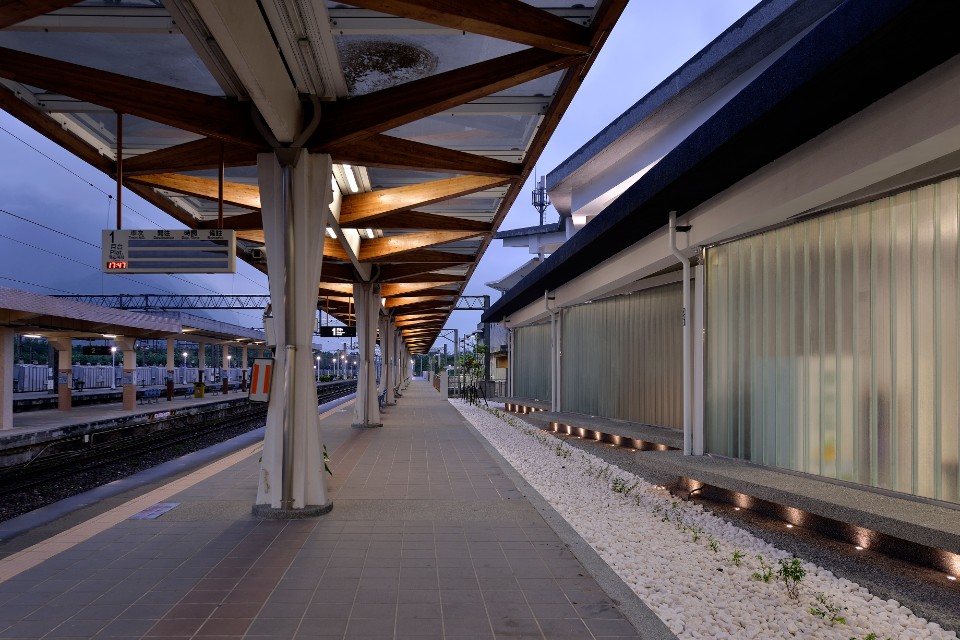 候車月台舒適的等候空間 花蓮新城車站／姜樂靜建築師事務所