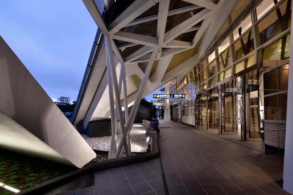 車站大廳外以不同建築構造表現出空間層次 花蓮新城車站／姜樂靜建築師事務所