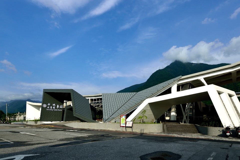 以金屬板鋪設的屋頂是匯集雨水的峽谷，將水收集至屋頂下方的雨水回收池 花蓮新城車站／姜樂靜建築師事務所