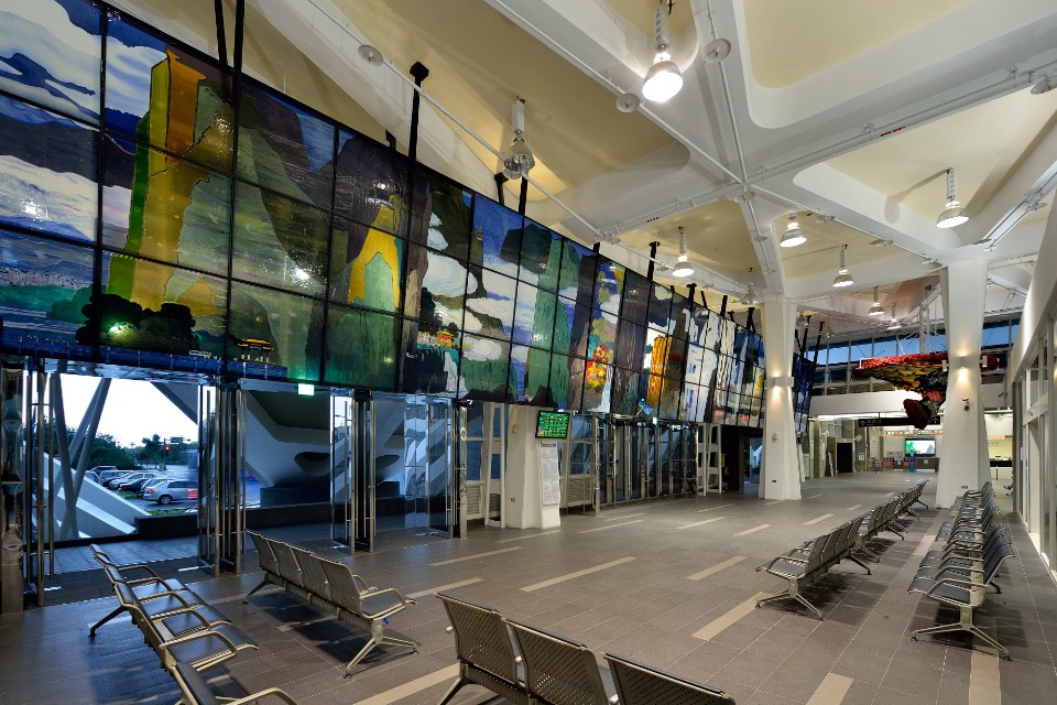 挑高的車站大廳內吊掛二十公尺的彩繪玻璃，再現太魯閣峽谷 花蓮新城車站／姜樂靜建築師事務所