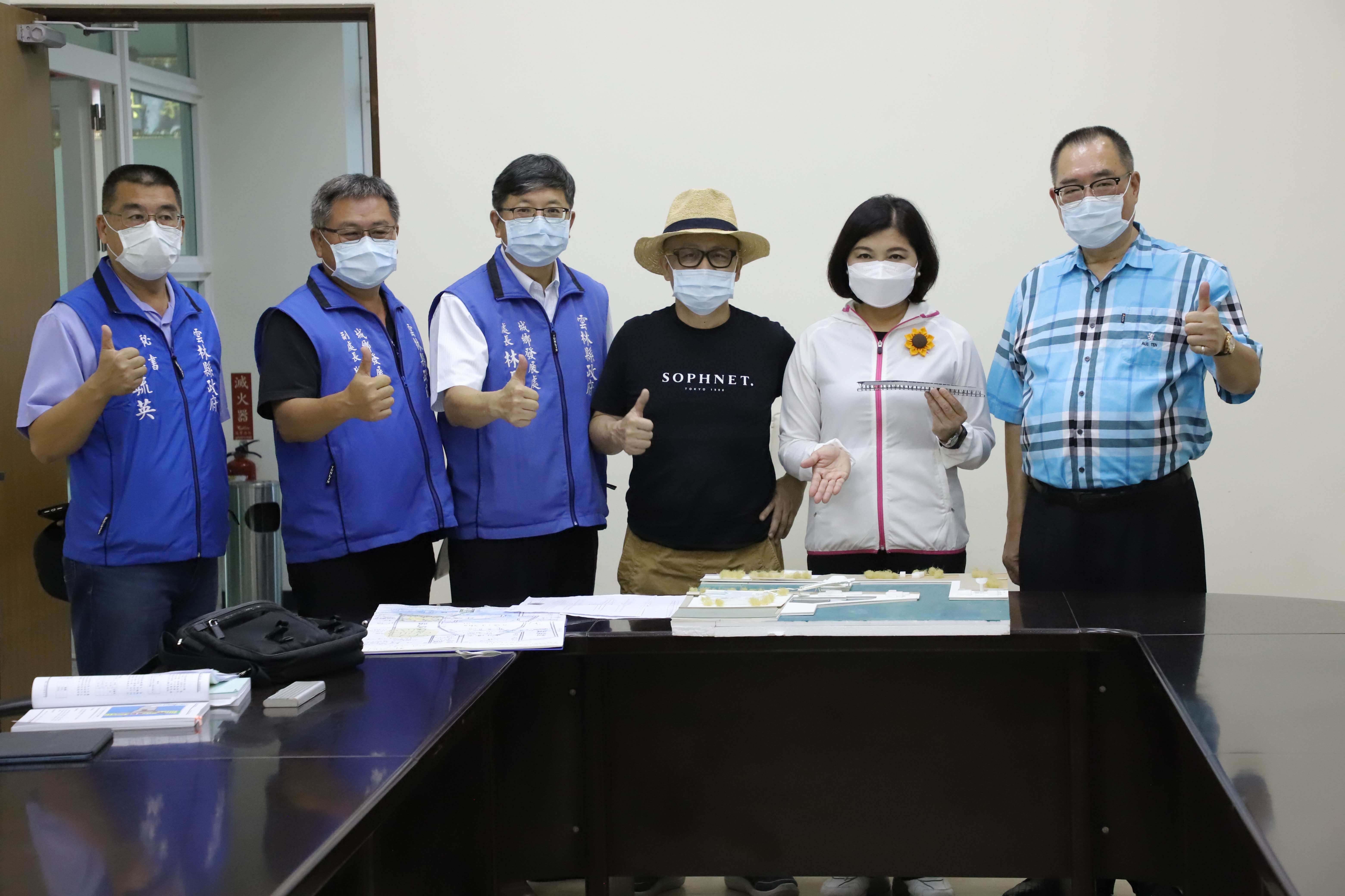 縣長張麗善(右二)雲林區漁會總幹事林傳育(右一)、彰化王功漁港景觀跨橋創作人廖偉立建築師(右三)城鄉發展處長林長造(右四)共同研議設置景觀跨橋的可行性,希望能帶動萡子寮漁港觀光發展