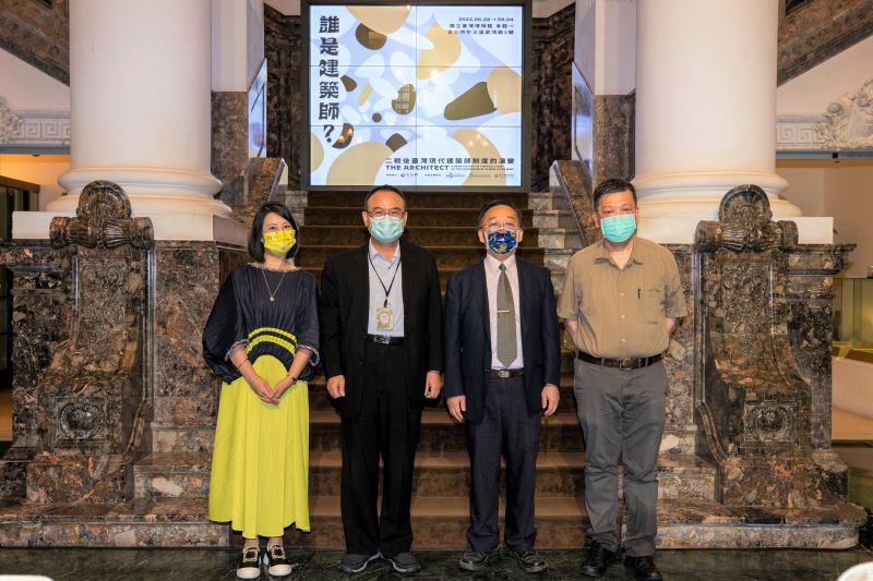 （左起）立法委員吳思瑤、文化部次長蕭宗煌、國立台灣博物館長洪世佑及策展人吳光庭教授合影