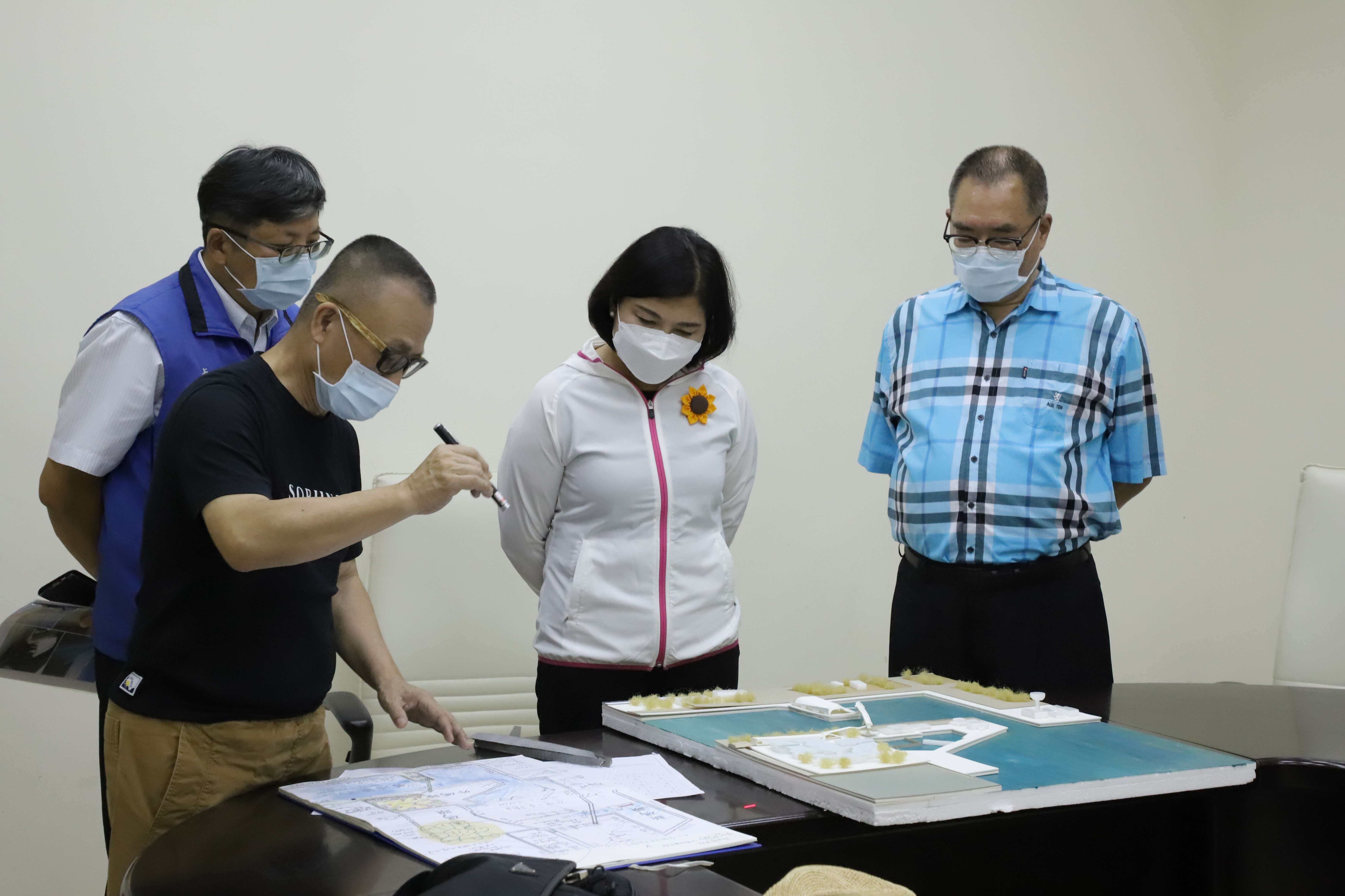 張麗善縣長邀請廖偉立建築師、雲林區漁會總幹事林傳育等人,一起到四湖萡子寮漁港會勘,研議設置景觀跨橋的可行性