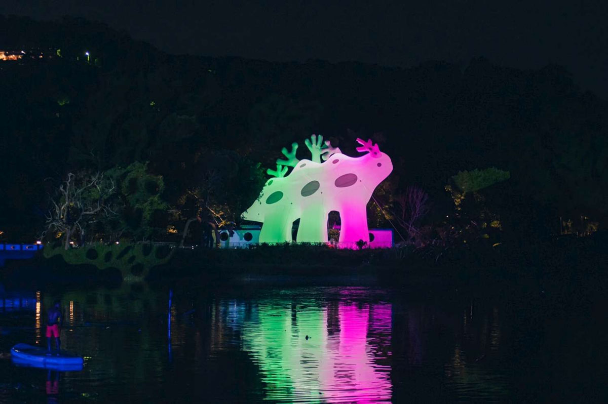 「湖光島藝術節」為期一個月，島上的光獸Mossmo家族為青草湖帶來一個驚豔的亮點，沿著湖岸各個角度觀賞，白天及夜晚風貌都不同。
