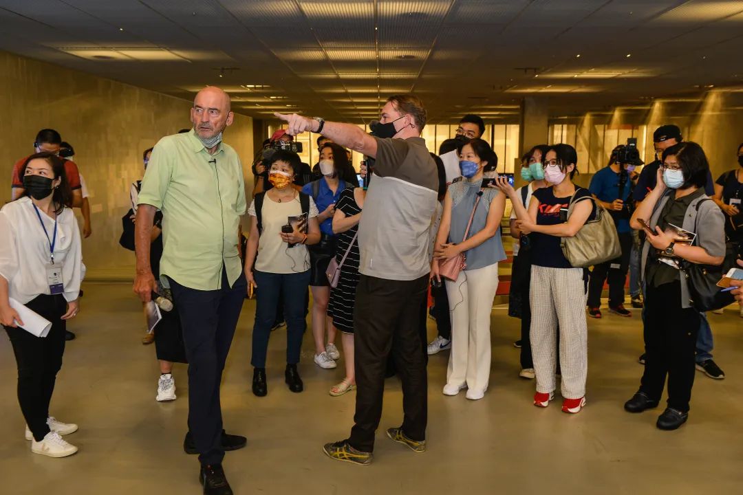 OMA合夥建築師Rem Koolhaas（綠衣者）、David Gianotten（舉左手者）導覽參觀台北表演藝術中心