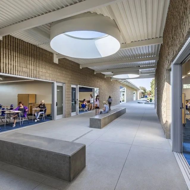現代教育設施典範，美國加州的高中教室及音樂廳Mira Mesa High School／Architects Mosher Drew