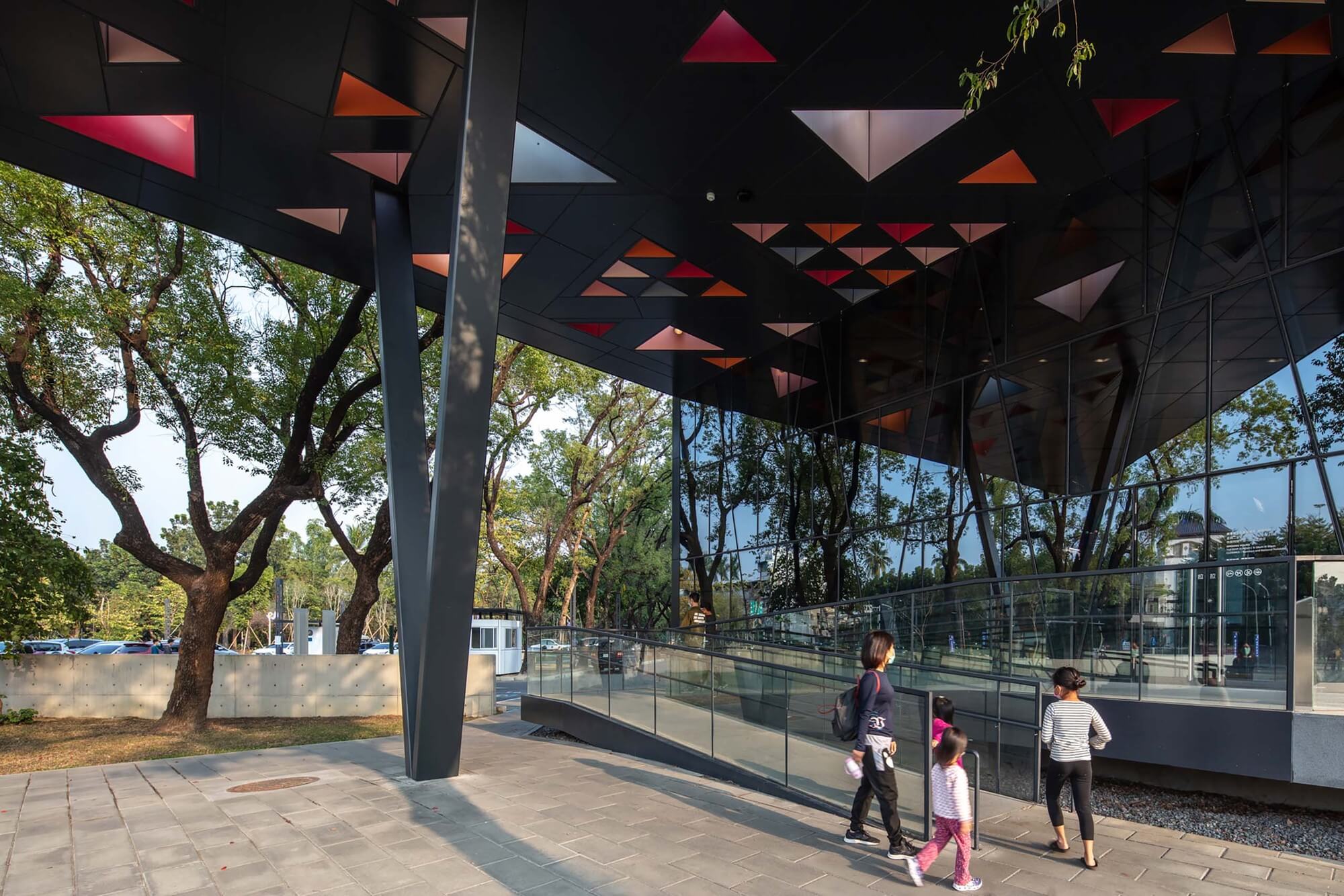 屋頂採穿透設計，打破既有沉重封閉氛圍 屏東圖書館總館 Pingtung Library／張瑪龍陳玉霖聯合建築師事務所 MAYU architects