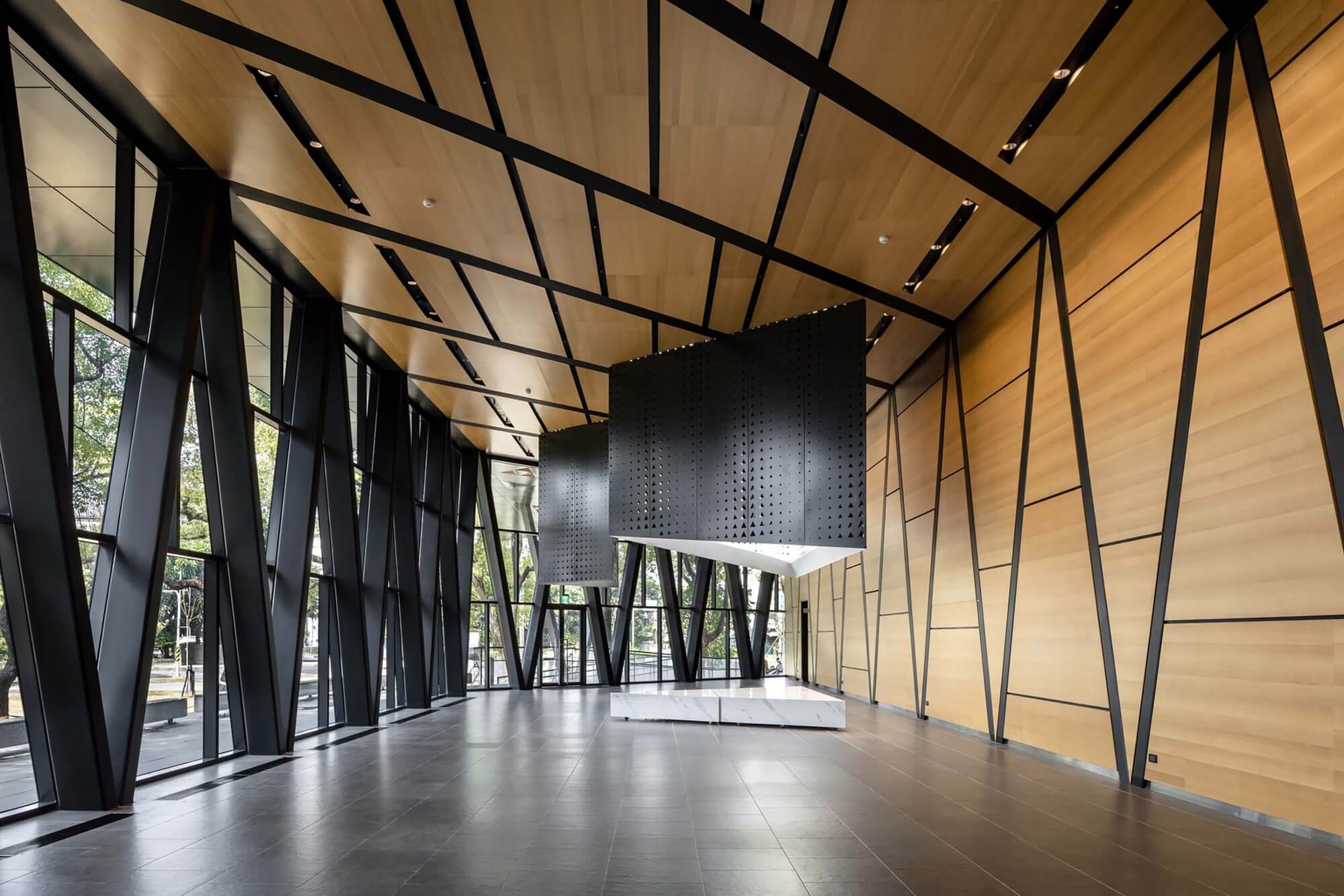 以幾何三角形定義出次要的場域空間 屏東圖書館總館 Pingtung Library／張瑪龍陳玉霖聯合建築師事務所 MAYU architects