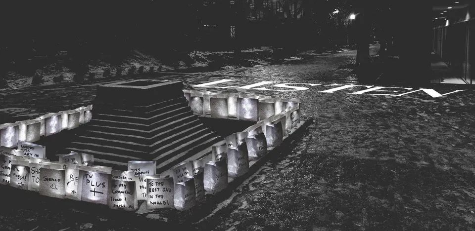 水源噴泉被當地人親切地稱為「煙囪」。一個簡單的人字形廣場象徵著系列廣場源源不斷的泉湧，呼應了溪流從山丘流向低地的不同階段。© PLACE