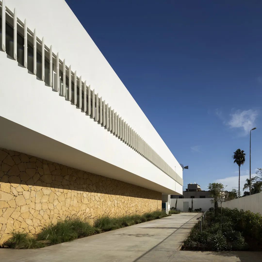 垂直遮陽格柵和粗糙的石牆 摩洛哥學校Jacques Chirac School／Saad El Kabbaj + Driss Kettani + Mohamed Amine Siana