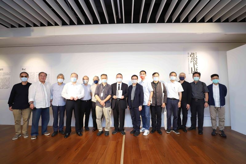 李乾朗教授(左3起)、嘉新企業團總經理祁士鉅、中華民國全國建築師公會理事長建築師劉國隆、建築師黃模春、策展人銘傳大學建築學系教授徐明松、文化部次長蕭宗煌、境向聯合建築師事務所建築師陳良全、國立國父紀念館館長王蘭生等貴賓合影