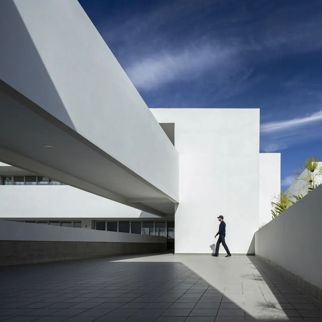 服務設施的連廊 摩洛哥學校Jacques Chirac School/Saad El Kabbaj + Driss Kettani + Mohamed Amine Siana