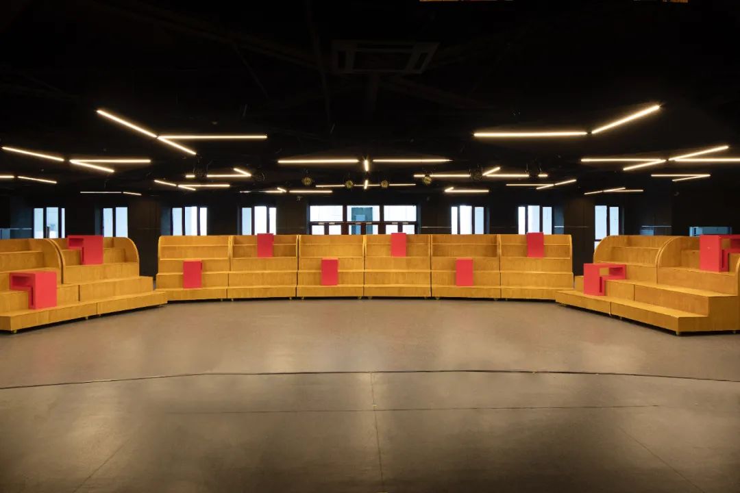 組合成半圍塑型演出空間 Forming a Semi-Enclosed Performance Space 北京大學新太陽小劇場看台裝置/扉建築 FEI Architects