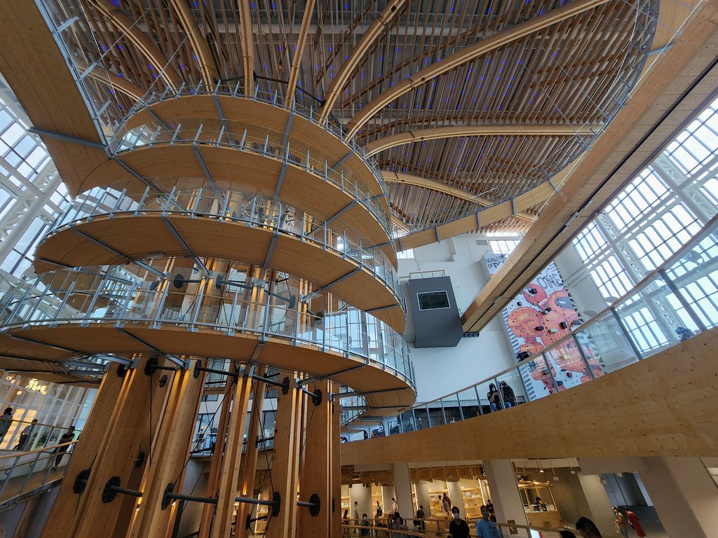 「樹德半山夢工廠」環樹步道，可以從一樓步行到八樓，票價100元