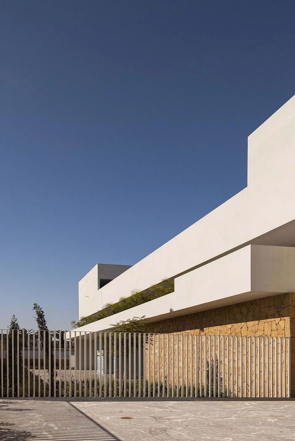建築與道路之間的景觀空間 摩洛哥學校Jacques Chirac School/Saad El Kabbaj + Driss Kettani + Mohamed Amine Siana
