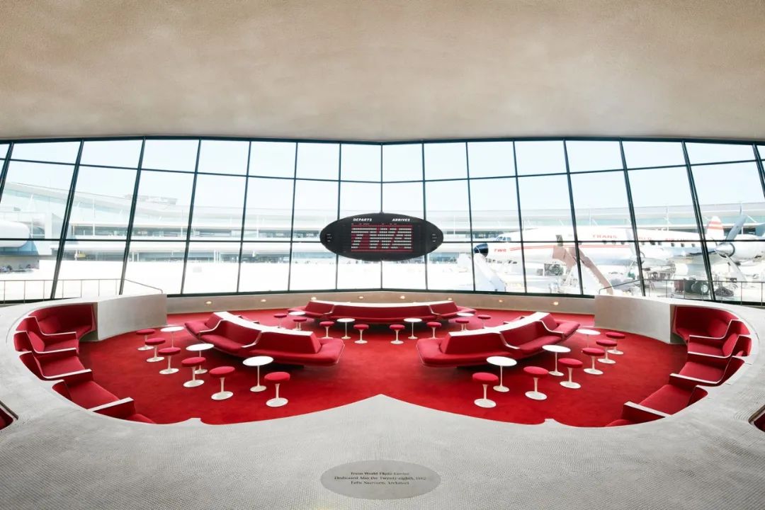 甘迺迪機場 TWA 航站大樓的大型對話坑變成酒吧座位區，可以俯瞰機場整修過的新跑道