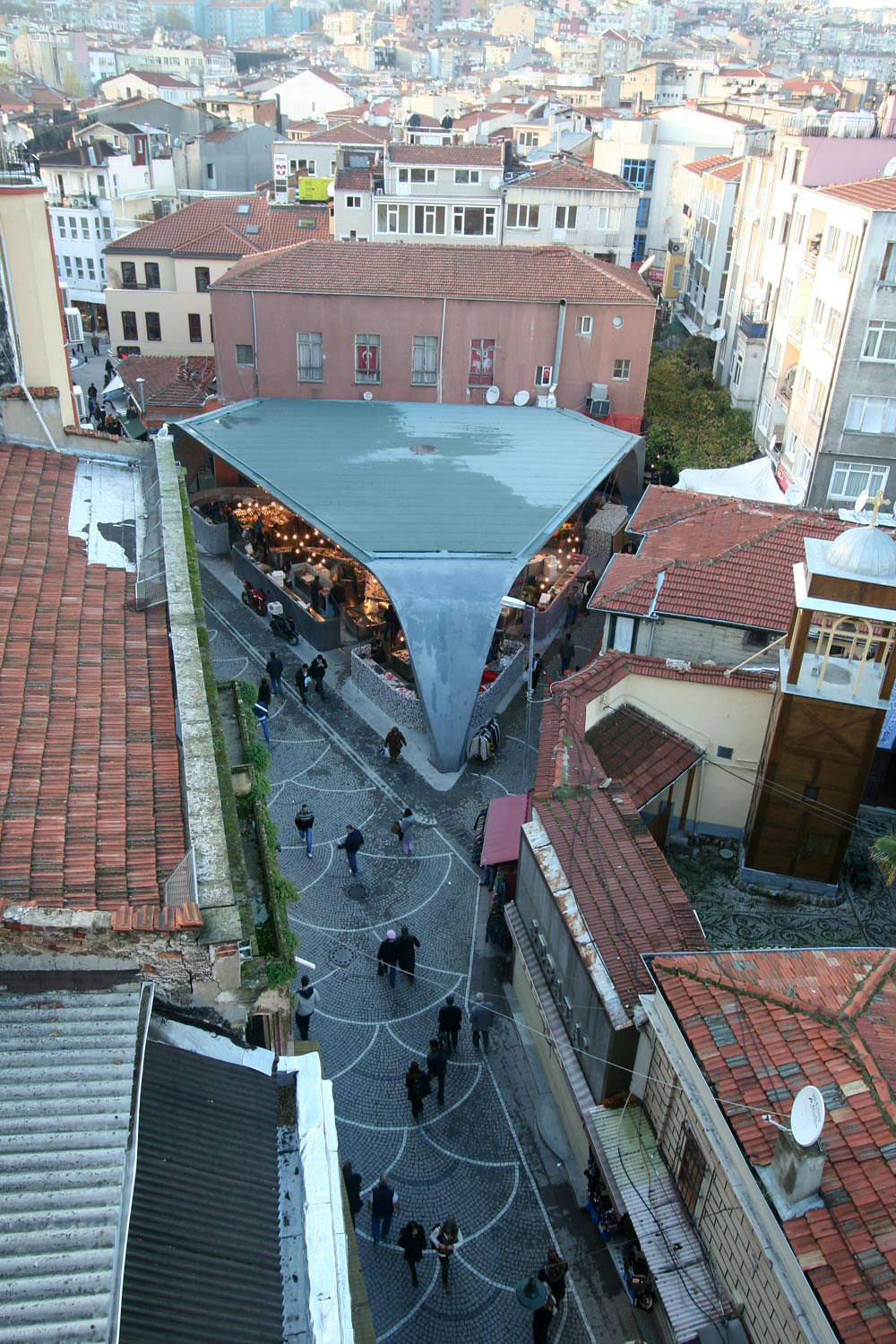 GAD 建築師事務所受委託對 Besiktas 自治市傳統街廓內,一處位於兩條街道所交接而成三角路口的一座老舊魚市場進行更新改造