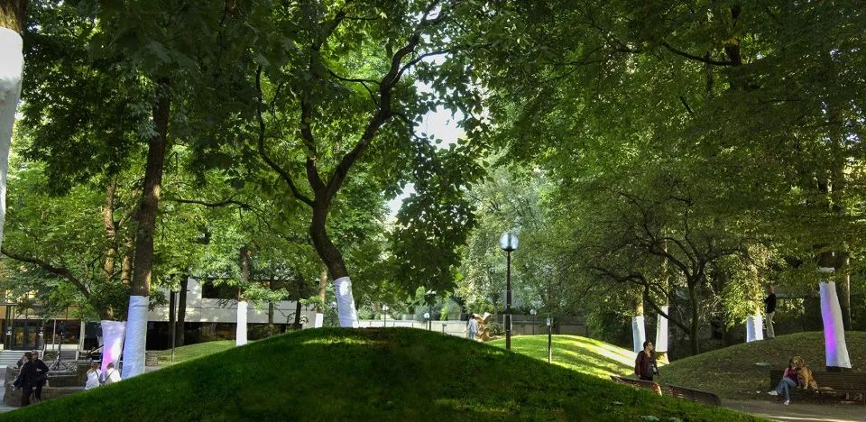 目的地景觀：Pettygrove公園是一系列開放水景空間的中心。公園中分佈著幾處景觀小丘，數條小路蜿蜒在其周圍，為各類視覺和表演活動以及社區慶典提供了優美的背景。© PLACE