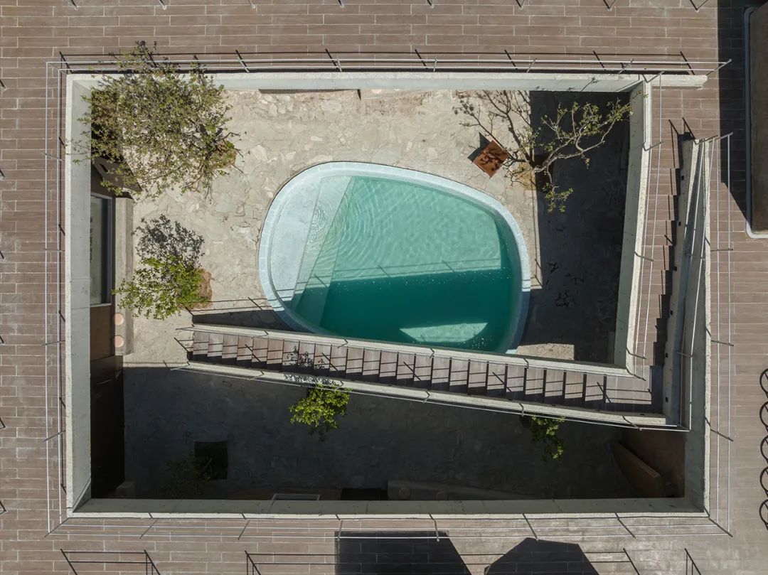 中庭的游泳池 北京郊區悦里苒倉民宿／阿穆隆設計工作室
