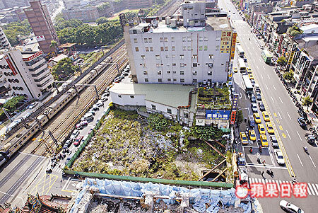 經過近四年的時間,東星大樓至今仍是一片荒蕪,重建工程一再延宕