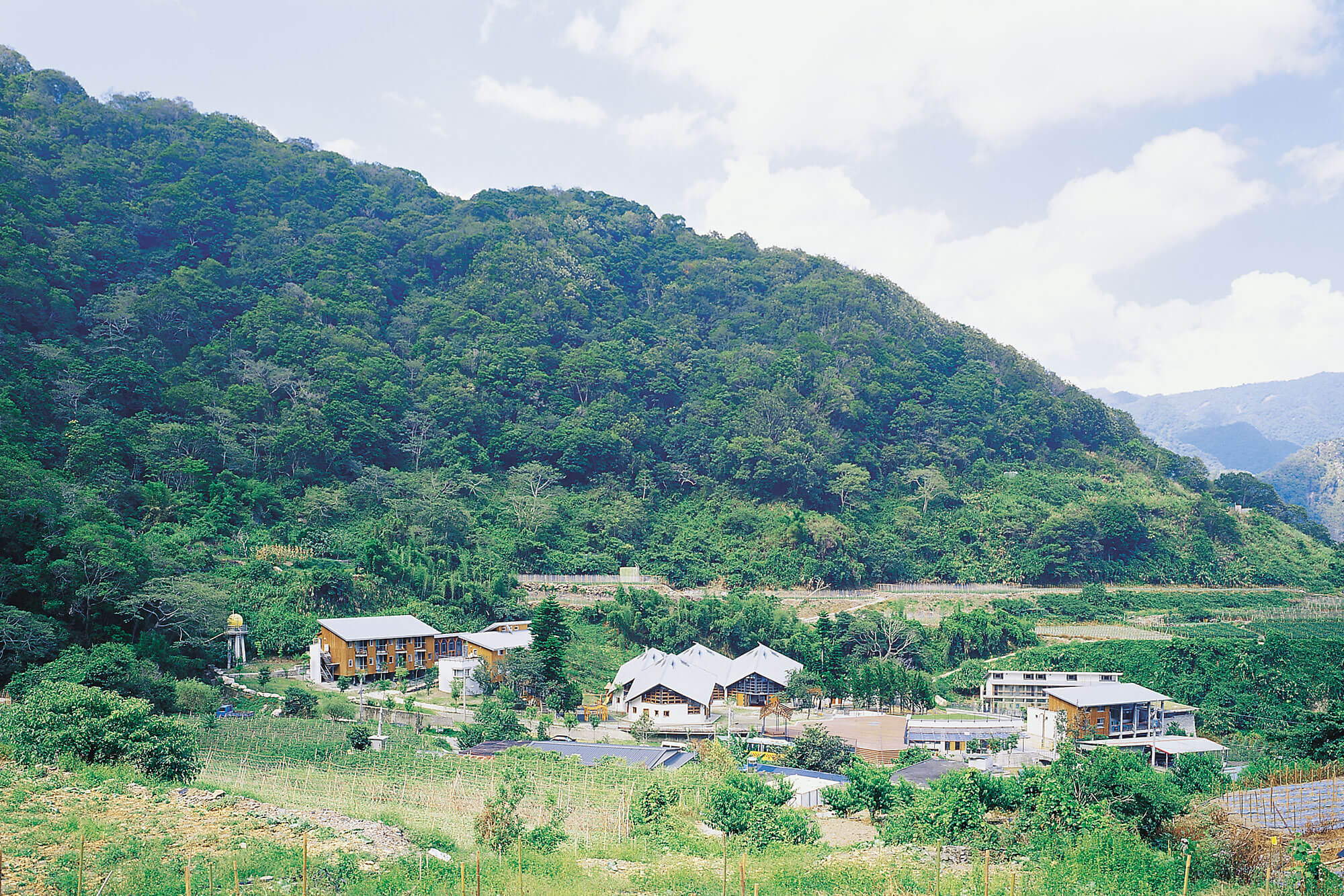 大藏聯合建築師事務所設計的「西寶國小」建築與大自然融合，就如其開放式森林教育的教學特色，整個太魯閣就是最棒、最直接的教材。1995年李綠枝建築師到宜蘭開業，1996年開始參與花蓮西寶國小的規畫，1997年甘銘源建築師離開象集團，協助李綠枝執行西寶國小新校工程