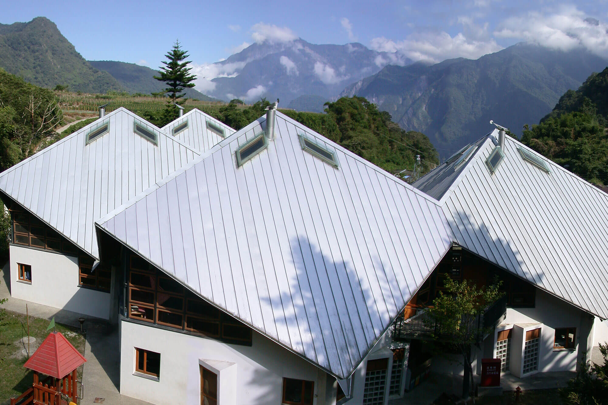 學習空間包括位於校園核心區的班群教室、教學資源中心，大藏聯合建築師事務所發展出六角形單元空間，