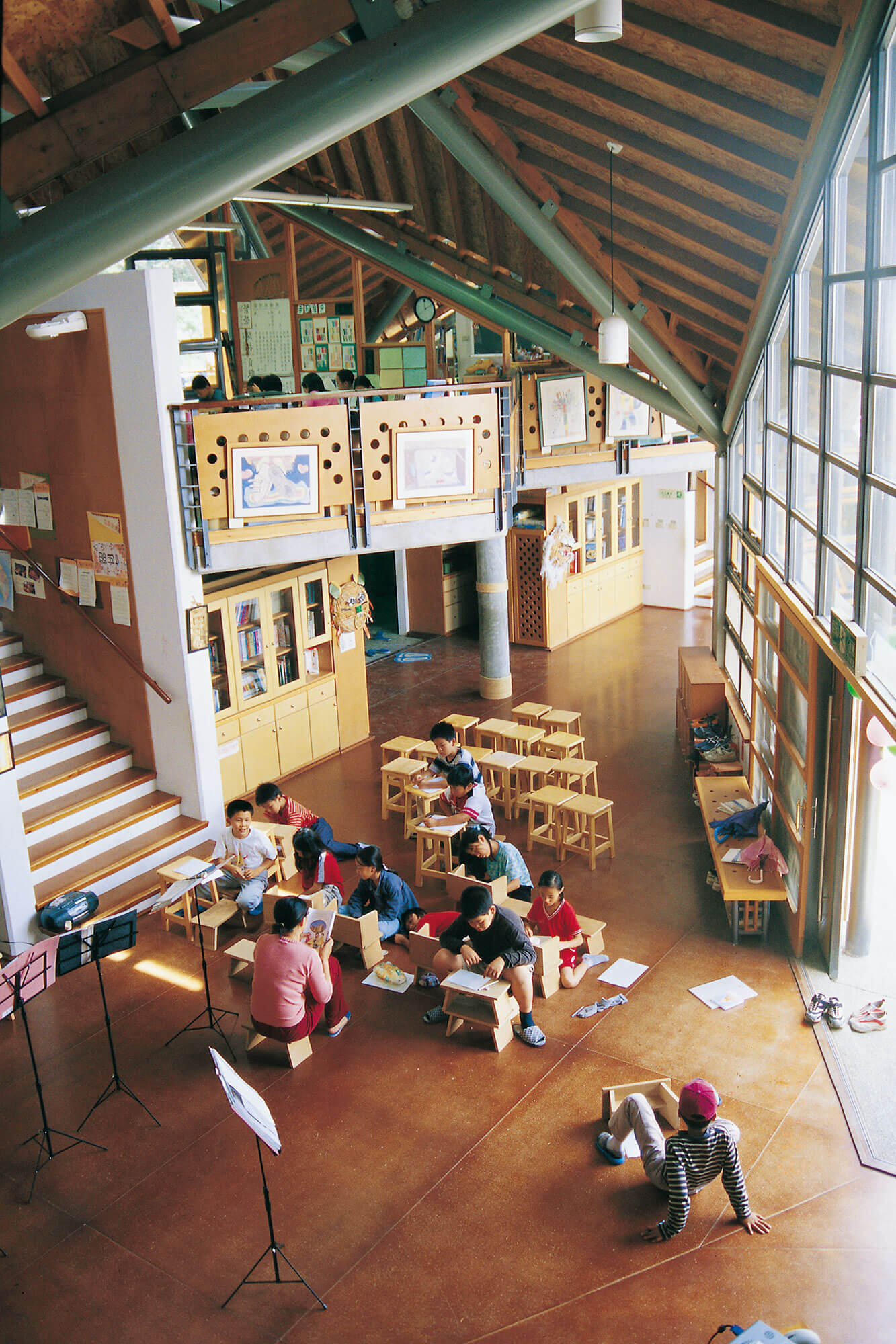 李綠枝建築師以鋼構加木構，為西寶國小的學童創造挑高空間內的溫馨學習空間