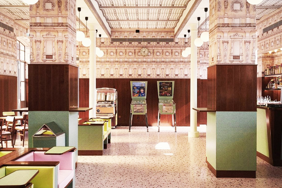 Wes Anderson 以義大利新寫實主義(Neorealism)的兩大導演作品為靈感： Miracolo a Milano, 1951, by 迪西嘉 Vittorio De Sica、Rocco e i suoi fratelli, 1960, by 維斯康提 Luchino Visconti，復刻了典型的米蘭式咖啡廳。