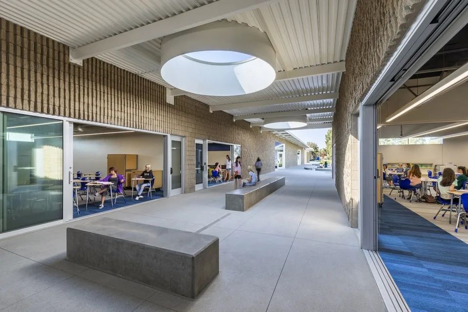Mira Mesa High School「協作核心」空間,以半開放的狀態連結教室及公共活動