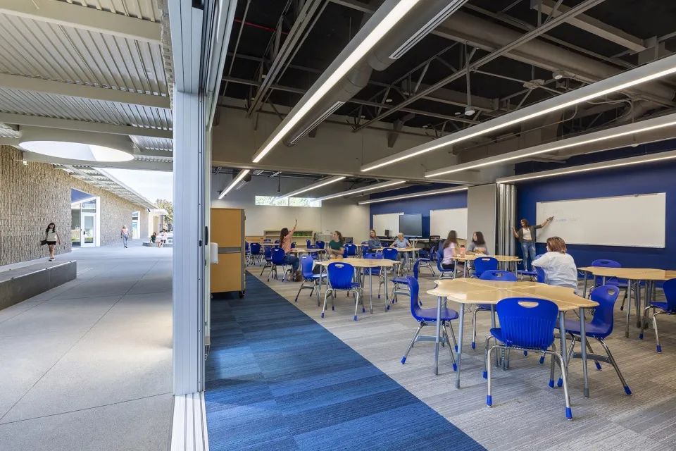 Mira Mesa High School「協作核心」空間,以半開放的狀態連結教室及公共活動