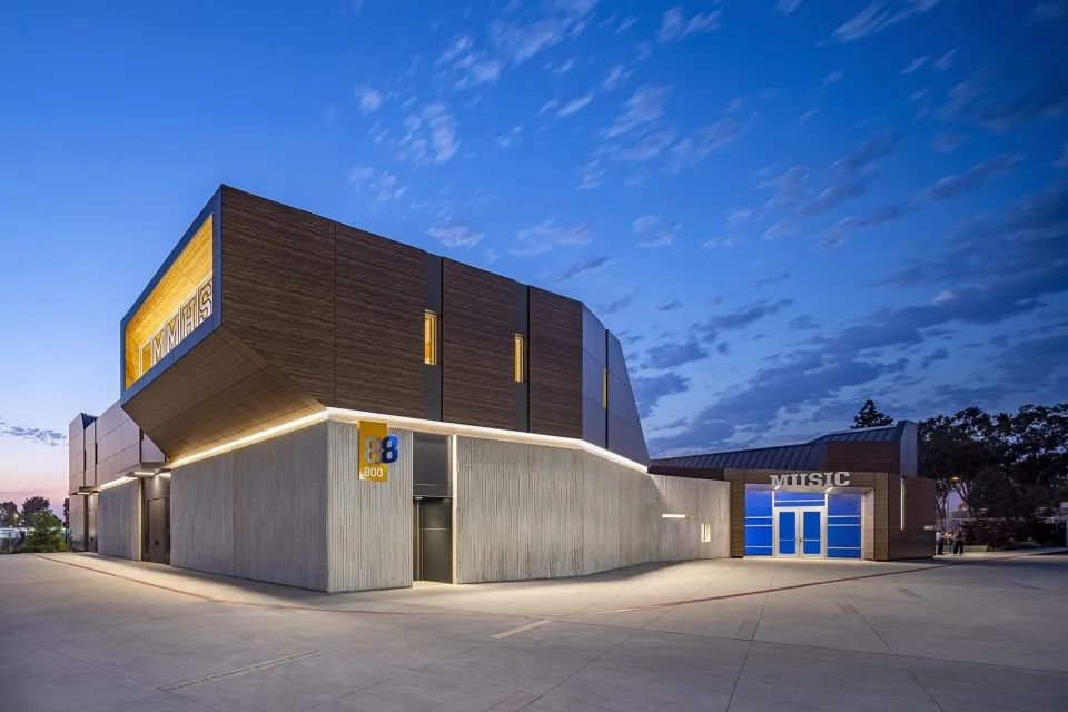 音樂廳外觀 美國加州的高中教室及音樂廳Mira Mesa High School／Architects Mosher Drew