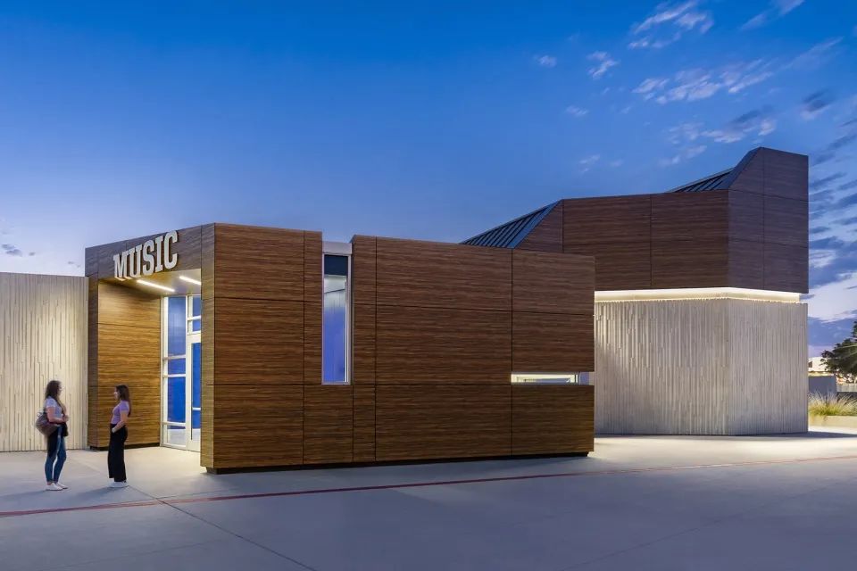 音樂廳入口 美國加州的高中教室及音樂廳Mira Mesa High School／Architects Mosher Drew