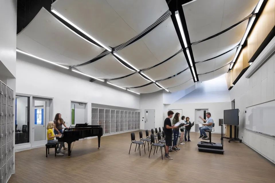 合唱團排練室 美國加州的高中教室及音樂廳Mira Mesa High School／Architects Mosher Drew