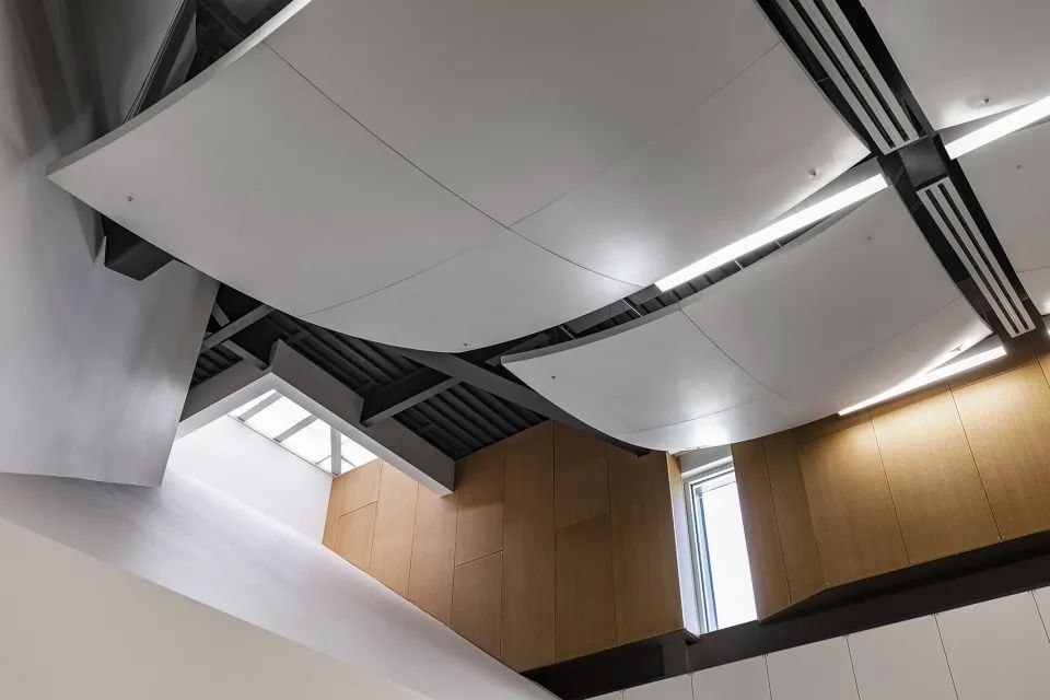 合唱團排練室天花板 美國加州的高中教室及音樂廳Mira Mesa High School/Architects Mosher Drew