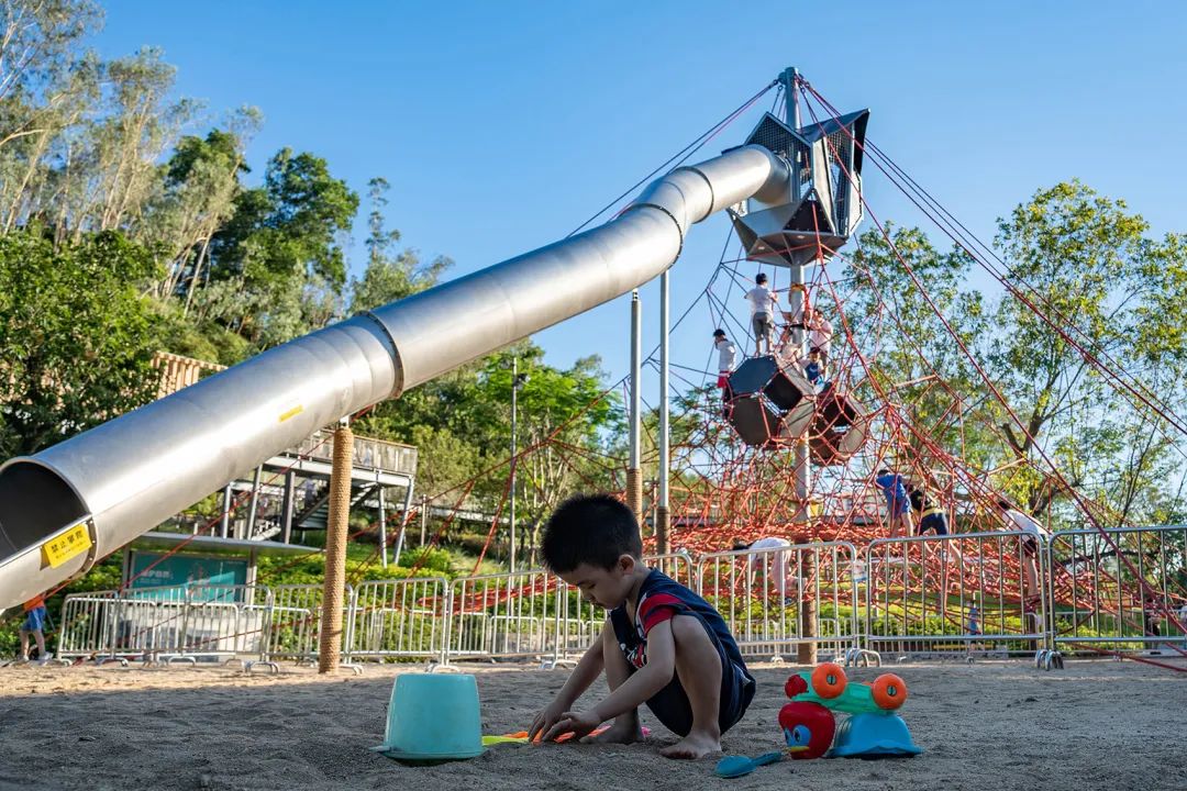 深圳坪山兒童公園 活力城堡結合大型溜滑梯及沙池，打造孩子們愛去的遊樂場