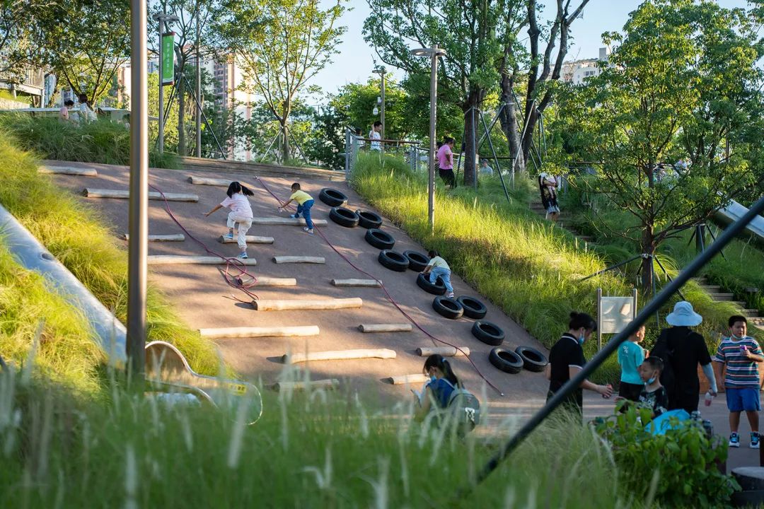 依地形而建的沙漠爬梯 深圳坪山兒童公園 / WEi Studio