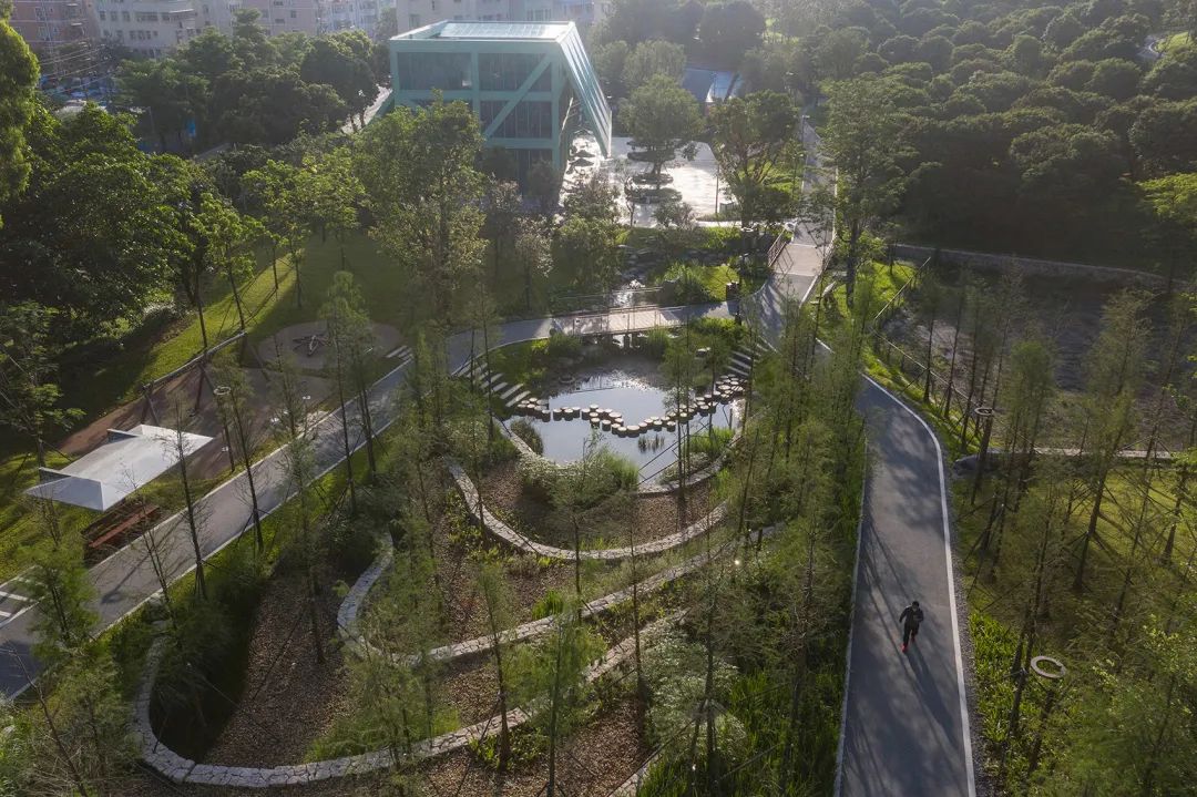 山林溪谷區，依山體地形而建的雨水生態滯洪池
