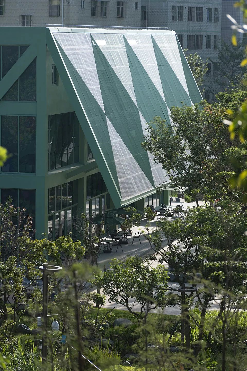 圖書館巨大的屋簷形成灰空間 深圳坪山兒童公園 / WEi Studio