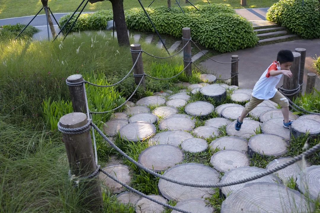 深圳坪山兒童公園 採用自然消隱感的處理手法,最大程度將景觀構築、遊樂設施融於自然環境。